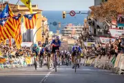 Godon triunfa en la etapa inaugural de la Volta a Catalunya 2026 en Sant Feliu de Guíxols