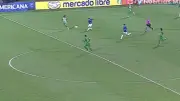 Golazo de Rodrigo Contreras desde la mitad de cancha da ventaja a Millonarios en Copa Sudamericana