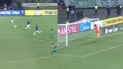 Golazo desde la mitad de la cancha de Millonarios en el clásico contra Nacional por Sudamericana