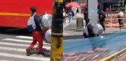 Hombre intenta ingresar canecas robadas a TransMilenio en Bogotá: indignación ciudadana