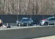 Hombre provoca choque múltiple y ataca con arma blanca en autopista de Virginia