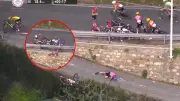 Impactante caída en Milán-San Remo femenina: ciclista italiana sale volando en descenso peligroso