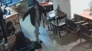 Indignación en Bogotá por hombre que pisó violentamente la cola a perrita en panadería