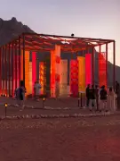 Instalación textil de Milla Novo transforma paisajes del desierto a los Alpes