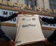 Inter Bogotá presenta su tercera camiseta 'Rebeldía Dorada' en homenaje a Aterciopelados