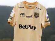 Internacional de Bogotá lanza camiseta 'Rebeldía Dorada' en homenaje a Aterciopelados