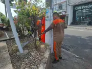 Internos de Barrancabermeja limpian parque en programa de resocialización 'Buena Esa'