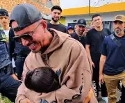 J Balvin sorprende a familia vulnerable en Pereira junto a Camilo Cifuentes en emotivo encuentro