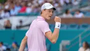 Jannik Sinner supera récord de Djokovic y avanza en Miami; Sabalenka busca hito histórico