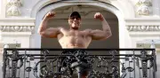 Jean-Claude Van Damme revela su rutina de longevidad a los 65 años: flexibilidad y control