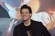 Jim Carrey sorprende con nueva apariencia al recibir prestigioso premio César en París