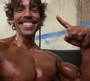 Joseph Baena, hijo de Arnold Schwarzenegger, triunfa en su debut en fisiculturismo con tres medallas de oro