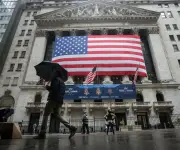 Jueza federal ordena a gobierno Trump restablecer estatus migratorio de miles de personas