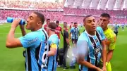 Jugador de Gremio provoca bronca en clásico brasileño al lanzar agua a rivales