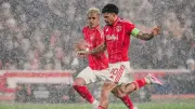 Jugador del Nottingham Forest culpa a crema facial por problemas de visión en partido europeo