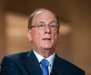 Larry Fink de BlackRock recibe aumento salarial del 23% tras expansión en mercados privados