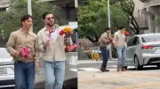 Maluma y Ryan Castro sorprenden repartiendo flores en semáforo de EE.UU.