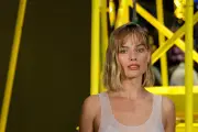 Margot Robbie revoluciona la moda con su nuevo long bob en el desfile de Chanel en París
