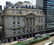 Mercado argentino sube por fallo favorable a YPF, aunque persiste volatilidad global