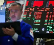 Mercados globales en caída: petróleo supera US$100 y acciones se desploman por guerra en Oriente Medio