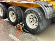 Motociclista escapa por centímetros de ser arrollado por tractomula tras choque en Girón