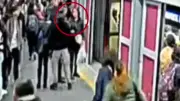 Mujer arrestada en Transmilenio por robar cinco celulares usando método del 'cosquilleo'