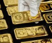 Oro sube más de 2% tras ataques a Irán: demanda de activos refugio se dispara