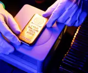 Oro sube por compras de oportunidad pero encara cuarta semana de pérdidas