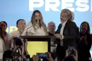 Oviedo recibe clamor como vicepresidente en mitin de Paloma Valencia tras elecciones