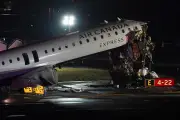 Pasajero relata el caos tras choque de avión Air Canada con camión de bomberos en Nueva York