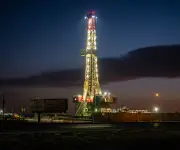 Petróleo estadounidense supera US$100 por barril por primera vez desde 2022