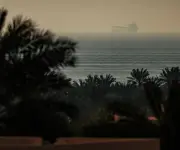 Petrolero con 1 millón de barriles navega por Ormuz pese a guerra y amenazas