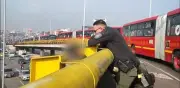 Policías rescatan a adolescente de 17 años que intentaba lanzarse desde puente en Bogotá