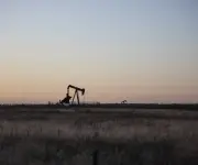 Precio del petróleo supera US$106 tras ataques en Golfo Pérsico y amenazas de Trump