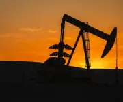 Precio del petróleo supera US$109 tras ataque israelí a yacimiento de gas en Irán