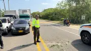 Protesta comunitaria cierra Vía del Mar entre Cartagena y Barranquilla por colegio en mal estado