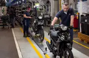 Registro de motos en Colombia crece 36% en febrero de 2026, liderado por AKT y Bajaj