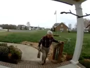 Repartidor de 78 años en EE.UU. recibe apoyo masivo tras viralizarse su historia de esfuerzo