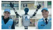 Robots humanoides con uniforme ya vigilan centros comerciales y conjuntos en Bogotá