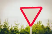 Señal triangular roja en carreteras: significado, ubicación y multas por no respetarla