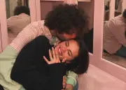 Selena Gómez besa los pies de Benny Blanco en podcast y desata polémica en redes sociales