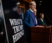 Senador Wyden acusa a subsecretario Blanche de bloquear documento sin censurar de Epstein