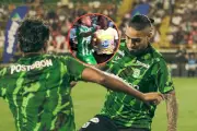Susto en el fútbol colombiano: 'Chicho' Arango sufre fuerte golpe y sale en ambulancia