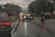 Taxi Volcado en Autopista Floridablanca-Piedecuesta por Fuertes Lluvias