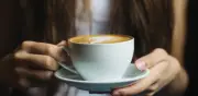 Tomar café al despertar podría arruinar su energía diaria según experto cardiólogo