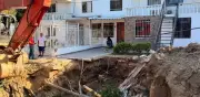 Tragedia en Santa Marta: hundimiento de suelo destruye terraza y obliga a evacuar tres familias