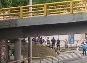 Tragedia vial en Cali: Motociclista muere al caer desde puente en la Calle 5
