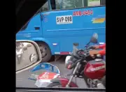 Tragedia vial en Floridablanca: motociclista fallece atrapada entre dos buses