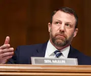 Trump destituye a Kristi Noem como secretaria de Seguridad Nacional y nombra a senador Mullin