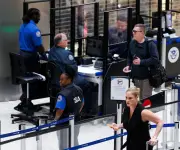 Trump ordena pago a 50.000 agentes de TSA durante cierre gubernamental en EE.UU.